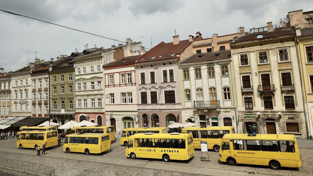 У центрі Львова виставили порожні шкільні автобуси на згадку про вбитих дітей в Україні за час війни