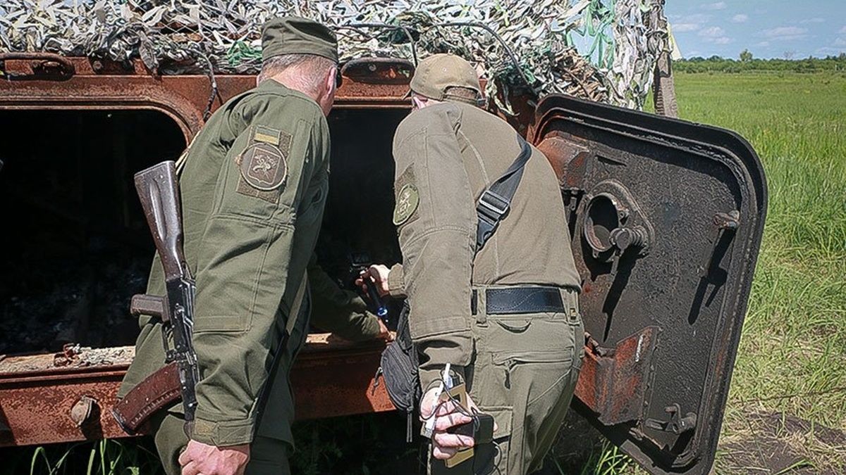 Украинские военные показали сожжённый российский бронетранспортёр. Как его используют?