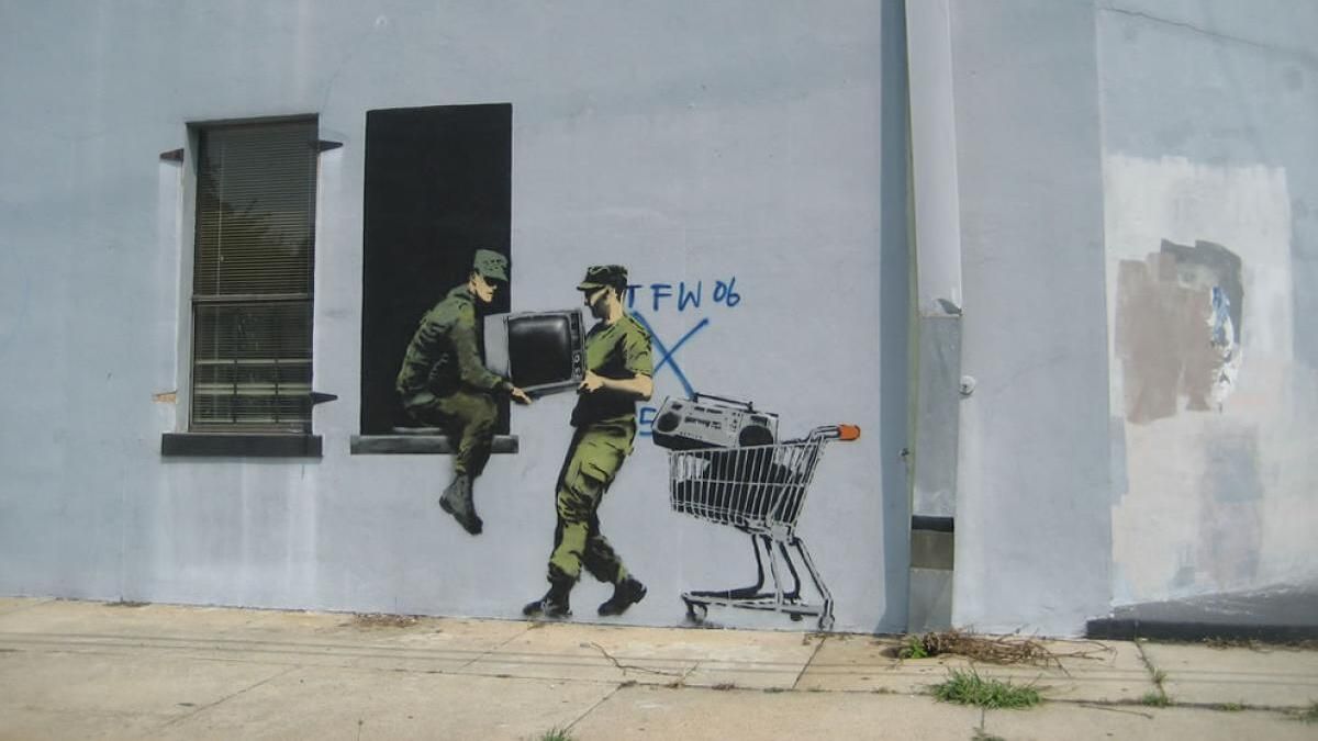 Гроші за роботу до кишені, а людям – залишки їжі: як російські окупанти будують бізнес на жителях Маріуполя
