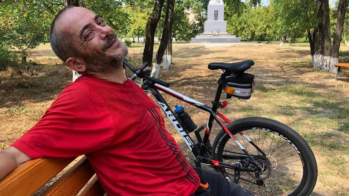 Допомагав людям, вивозив цінності, евакуювався велосипедом під обстрілами. Історія Арифа Багірова з Сєвєродонецька