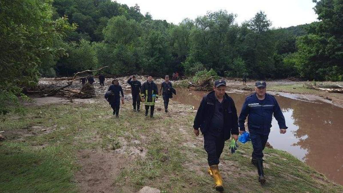 В Тернопольской области сильный ливень смыл с дороги авто: погиб водитель и двое детей