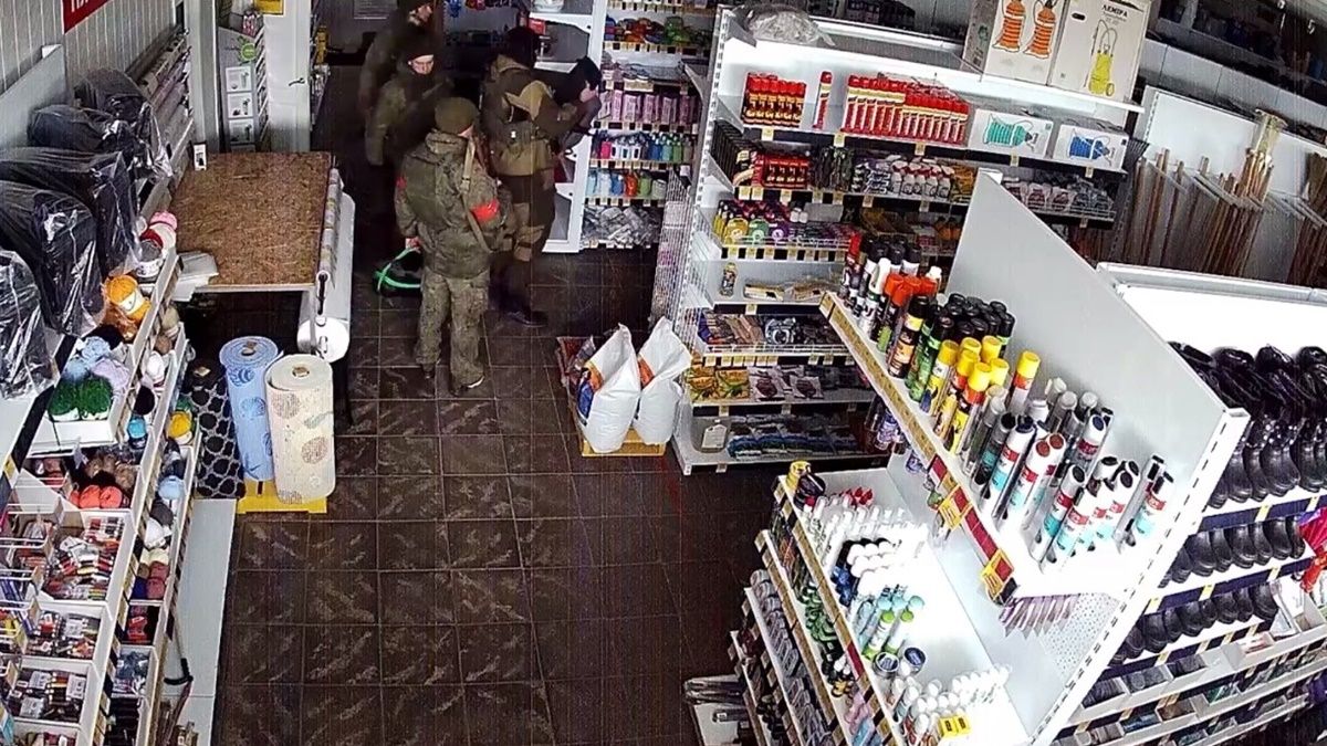 Крали від батарейок до парфумів: відеодоказ "штурму" російськими окупантами магазину