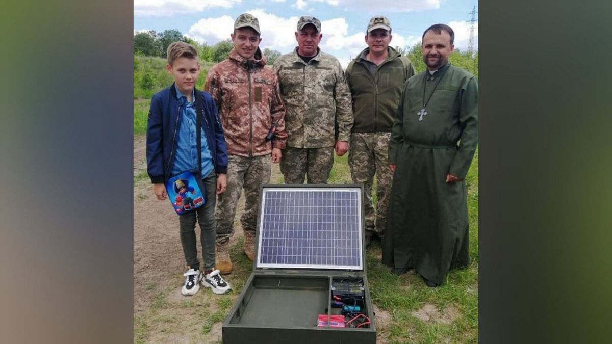 Десятирічний хлопчик купив для ЗСУ портативну зарядку на сонячній батареї