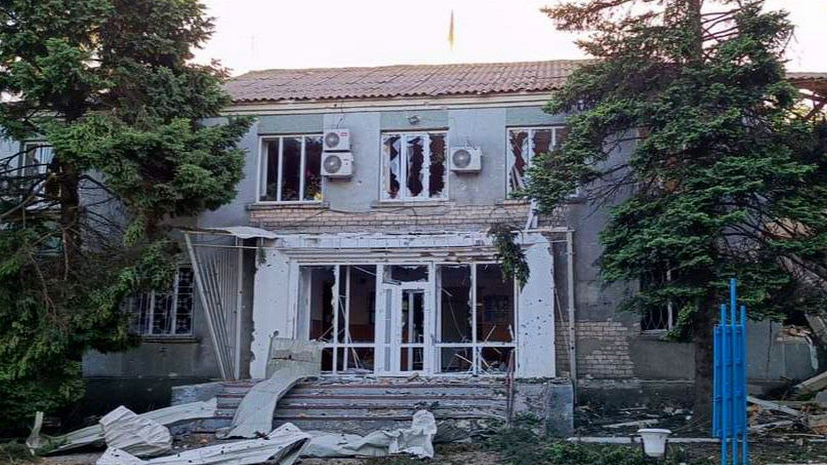 У зруйнованих і порожніх херсонських школах колаборанти планують початок навчального року