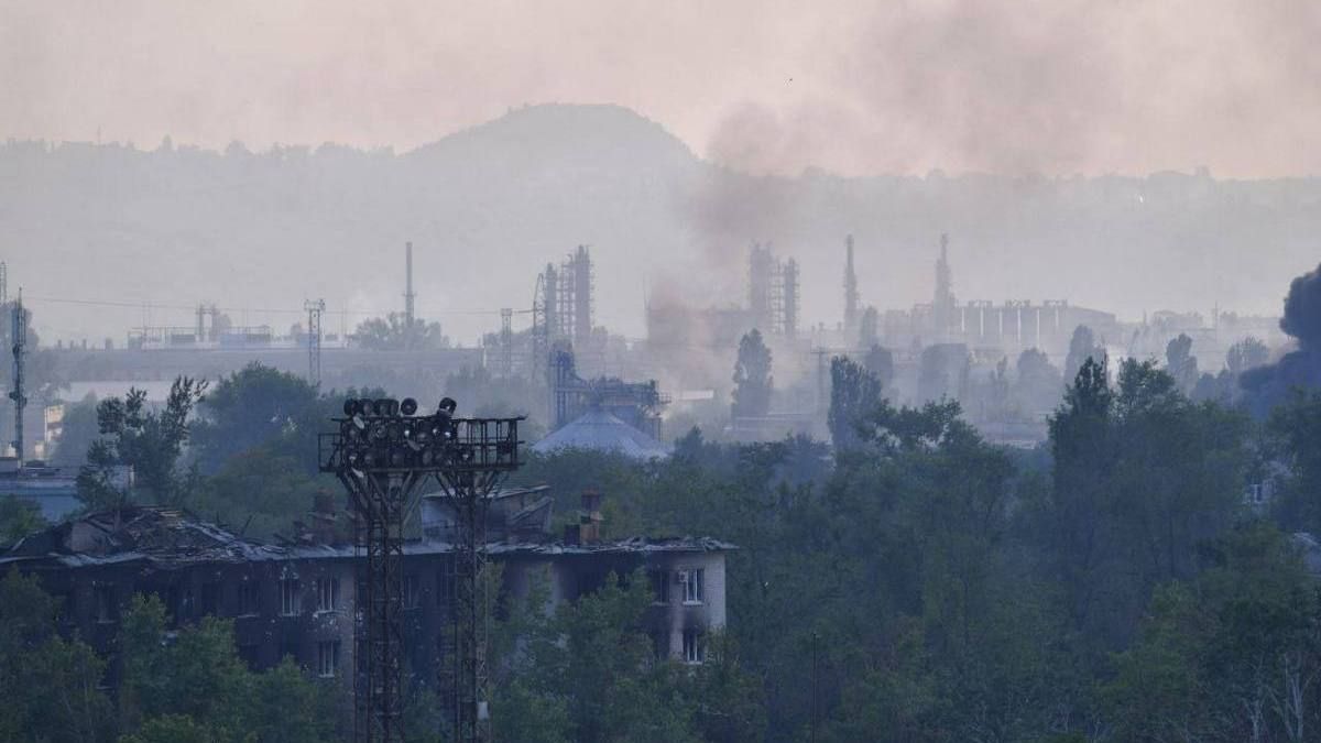 На заводі "Азот" у Сєвєродонецьку знаходяться майже 600 людей, евакуація неможлива