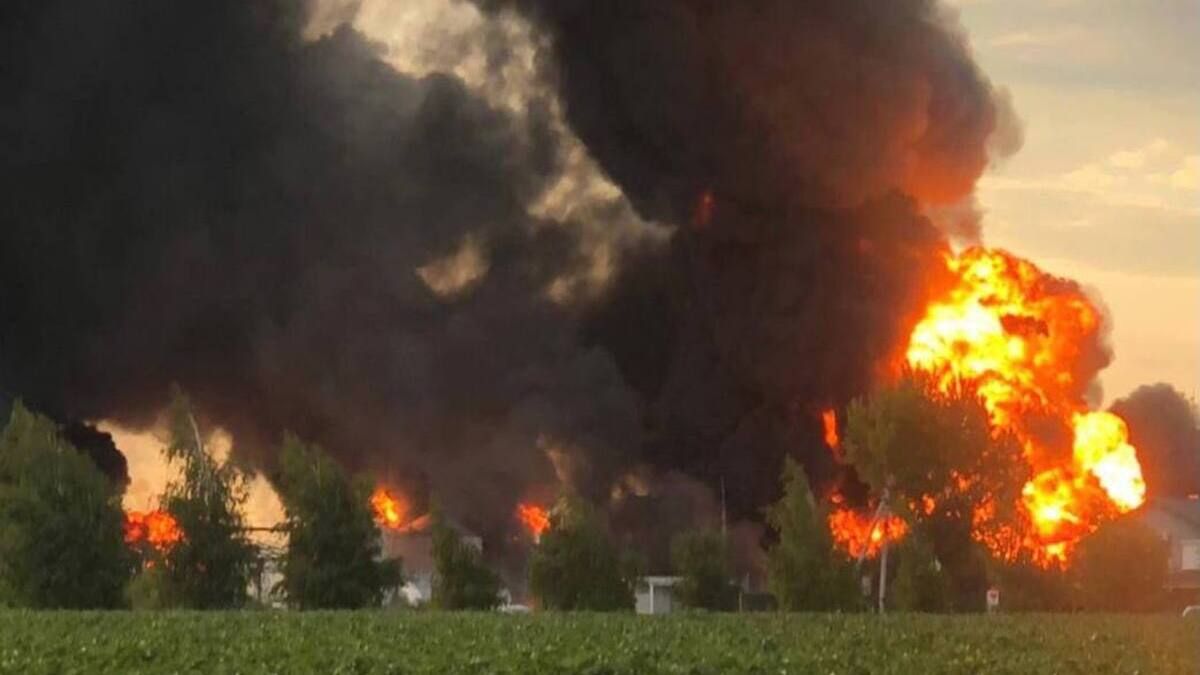 Ракетные удары по Днепропетровщине: взорвался резервуар с топливом, унеся жизнь спасателя