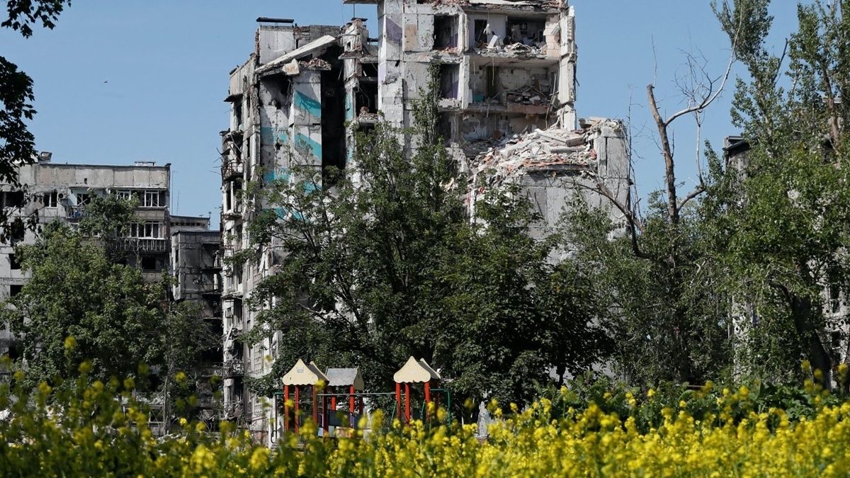 У Маріуполі під завалами знайшли понад 100 тіл загиблих мирних мешканців