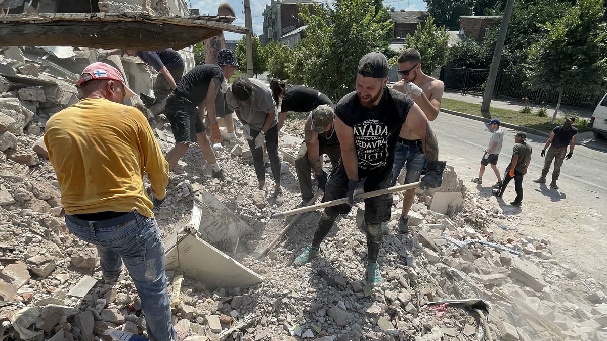 "Допомагаємо, бо відчуваємо свій обов'язок". Як харківські волонтери розбирають завали житлового будинку після ворожого обстрілу