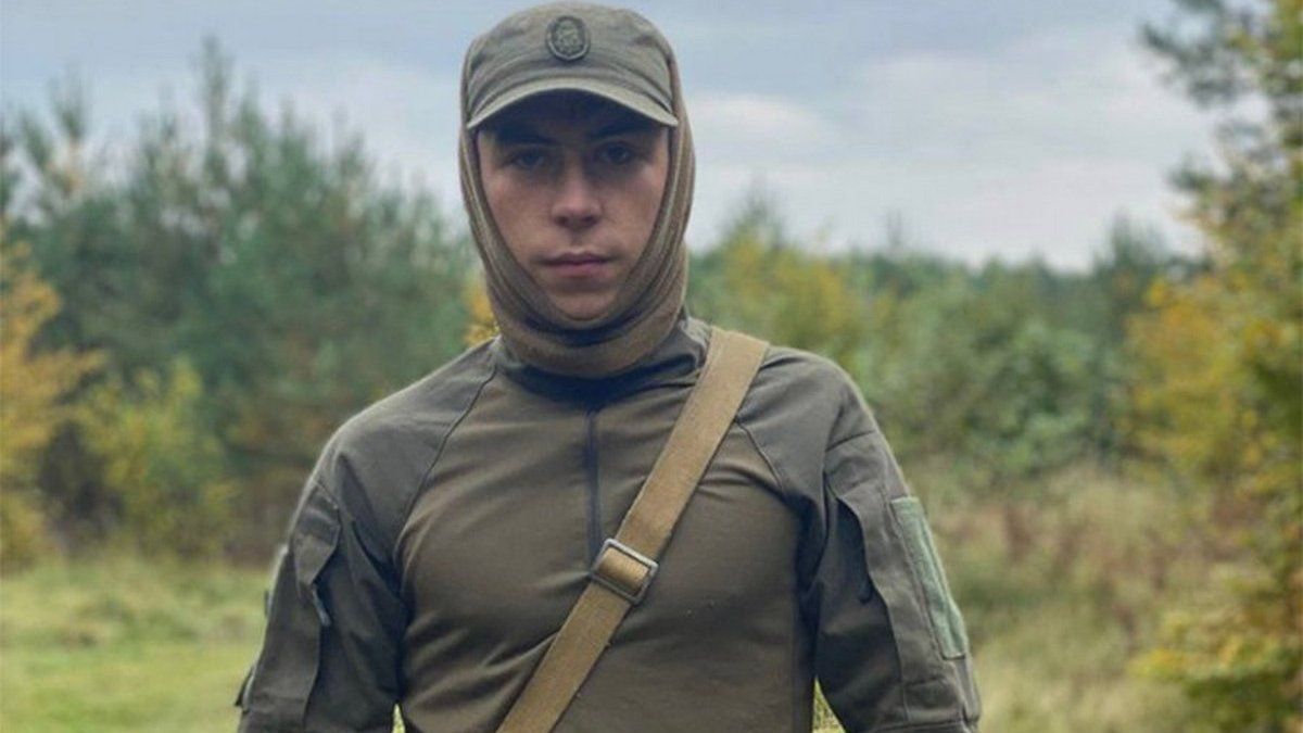 Витягнув на собі двох поранених побратимів та взяв у полон окупантів: історія 21-річного медика, який героїчно загинув у бою під Солодким