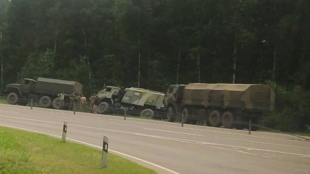 Військова техніка рашистів продовжує "подорожувати" Білоруссю: колону КамАЗів побачили на трасі під Мінськом