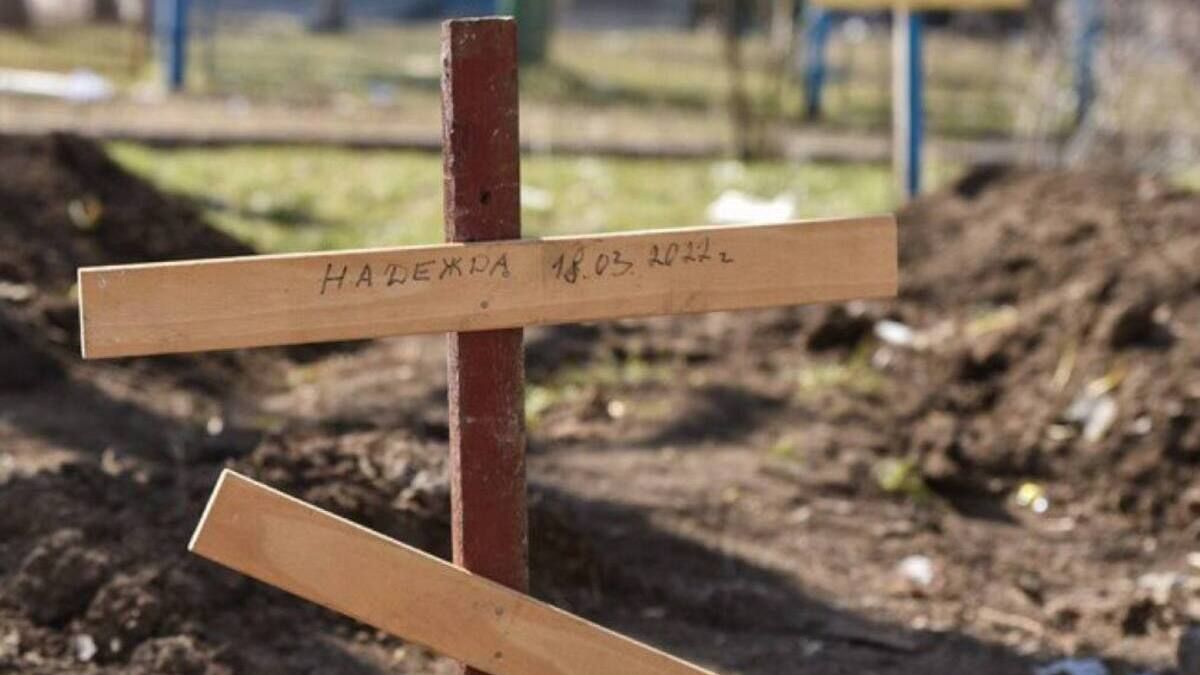 В Маріуполі росіяни викопують тіла з дворів багатоповерхівок, скидають їх у братську могилу та змушують всіх казати, що винна Україна