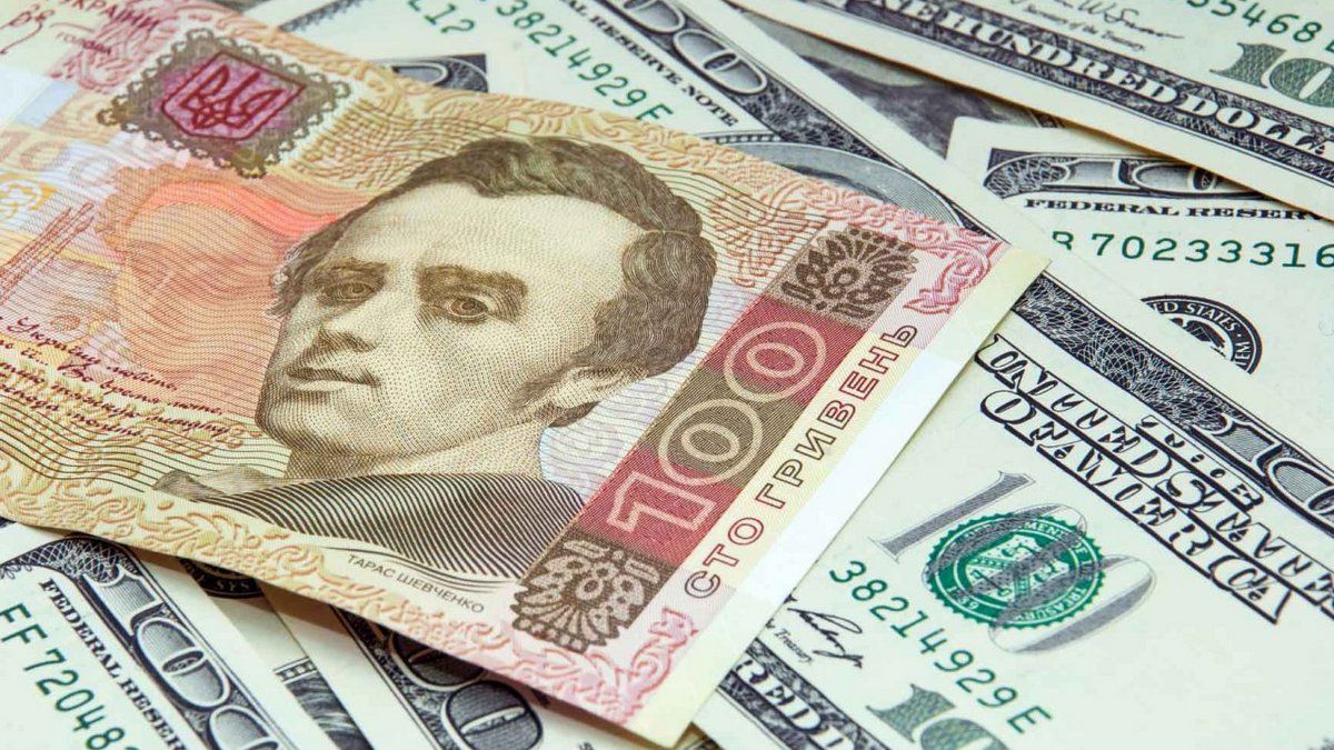 Курс гривні падає, курс долара зростає: у чому причина та що буде далі