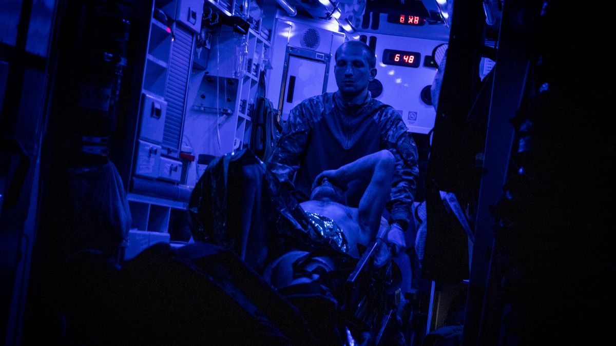 Три місяці в гарячих точках від Ірпіня до Донбасу: хірург-травматолог ризикуючи власним життям виносив поранених з поля бою