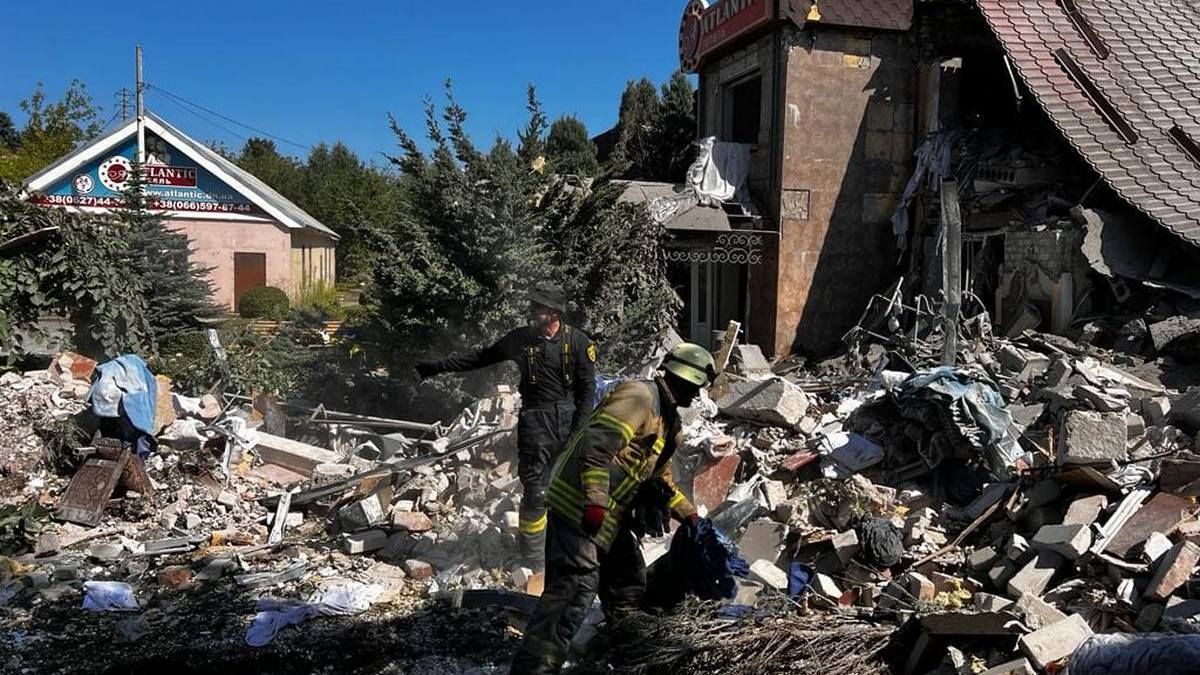 У Бахмуті через обстріли зруйновано двоповерховий готель: під завалами залишаються люди, є жертви