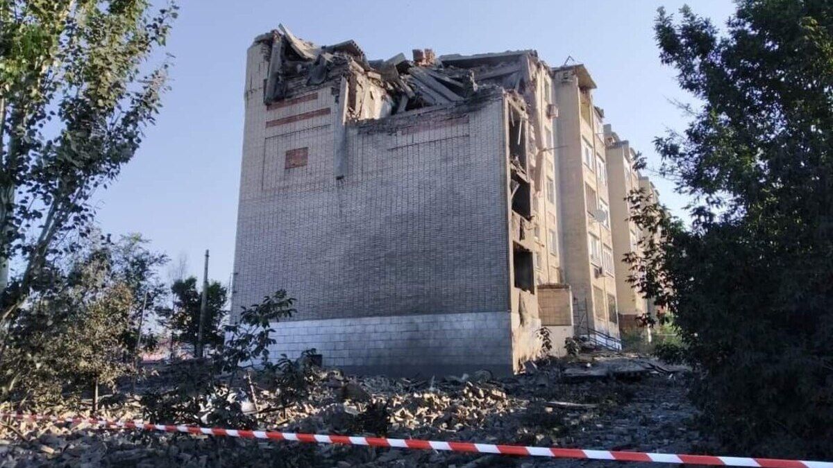 Рашисты ударили по жилому дому в Торецке Донецкой области: из-под завалов достали тела двух человек