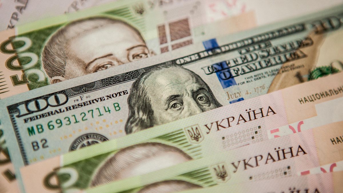 Як в Україні регулюють курс долара та як це вплине на громадян