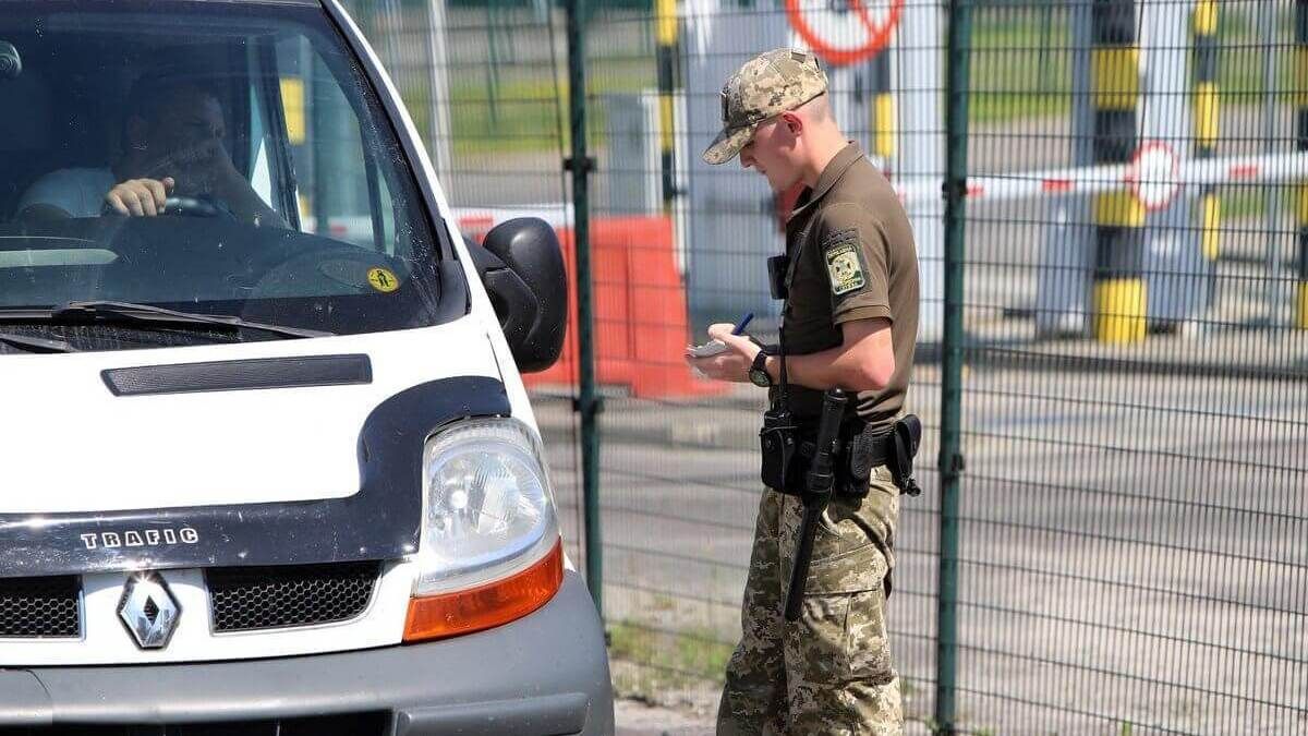 Як виїхати за кордон чоловіку, чия дружина служить у ЗСУ: умови та документи