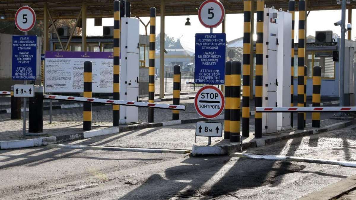 Чи можуть виїхати за кордон чоловіки, які обмежено придатні до військової служби