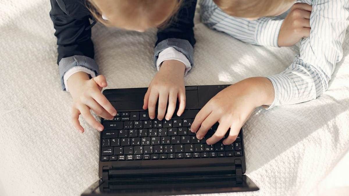 Як говорити з дітьми про контент, який вони бачать в інтернеті та навчити реагувати на дезінформацію