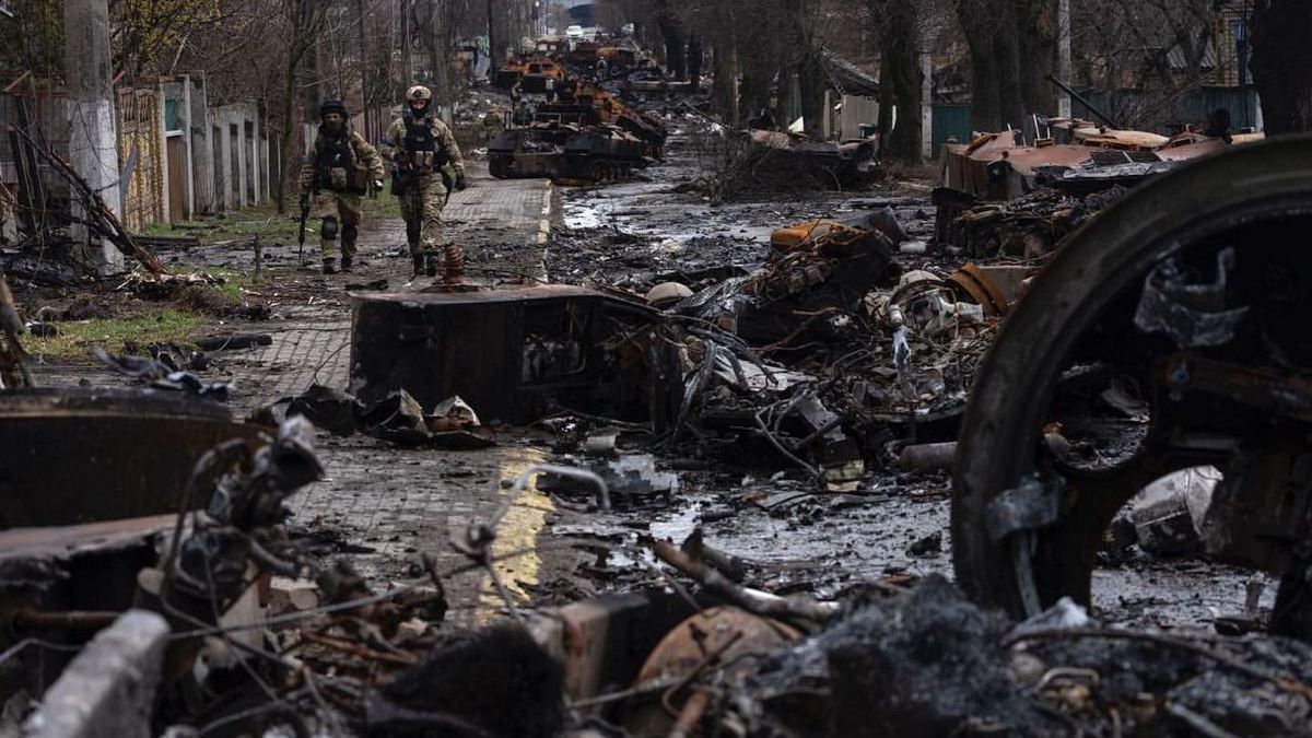 Зупинив колону окупантів у Бучі: 64-річний тероборонівець вистрілив із гранатомета з власного двору в бензовоз та навів на російську техніку артилерію