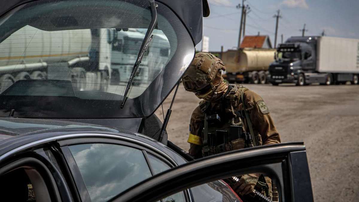 Чи можуть виїхати за кордон чоловіки, яких зняли з військового обліку