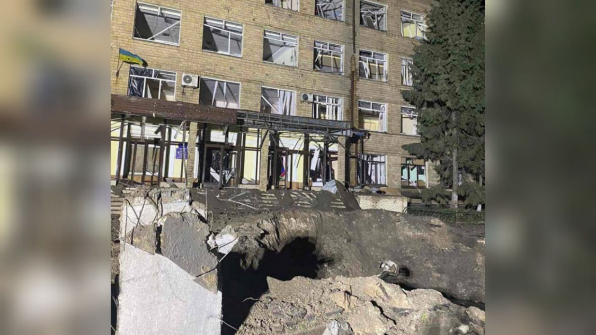 Рашисты выпустили две ракеты «С-300» по Харькову: повреждены троллейбусы, авто и здание колледжа