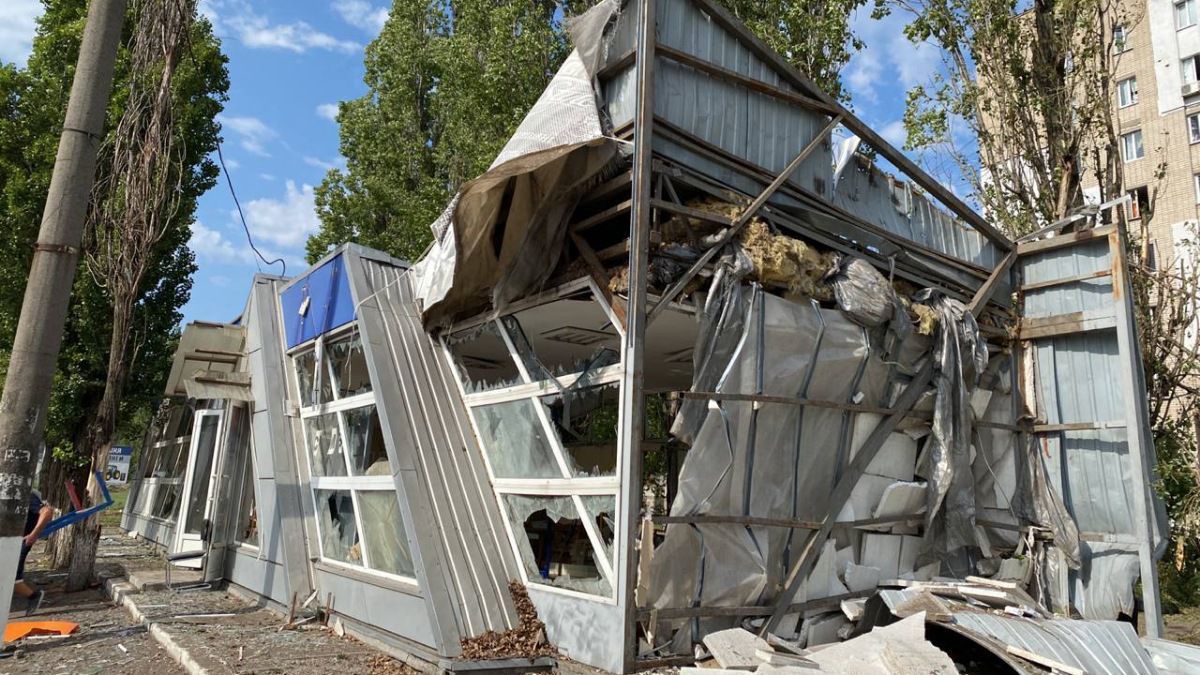 Окупанти вдарили по Миколаєву реактивними системами «Смерч»: пошкоджені будинки та труба водопроводу, є поранений