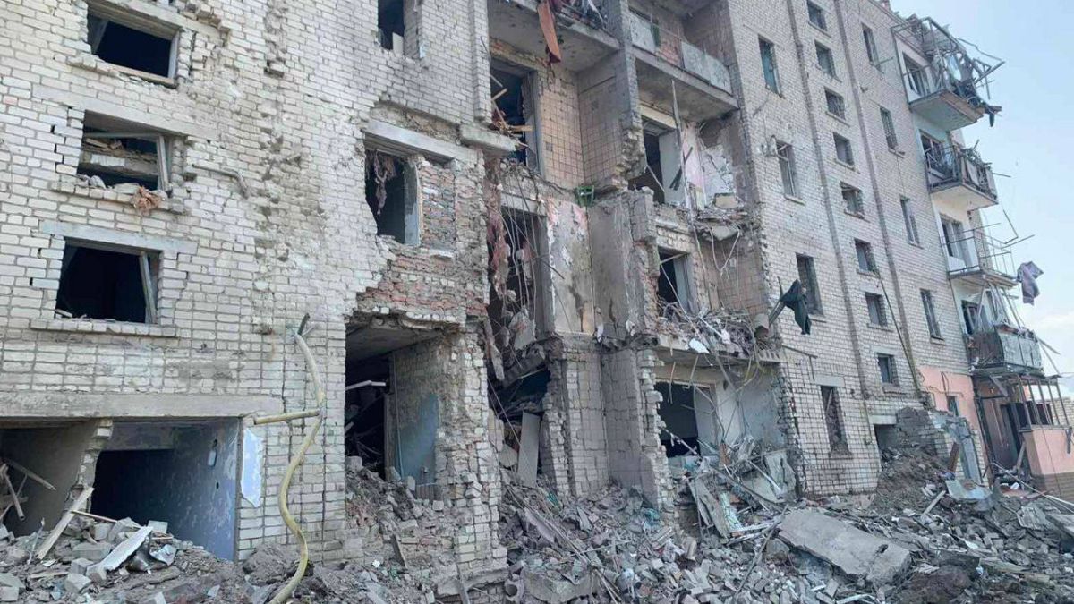 Рашисти вдарили ракетою по житловому будинку у Вознесенську: 8 поранених, серед них — 3 дітей