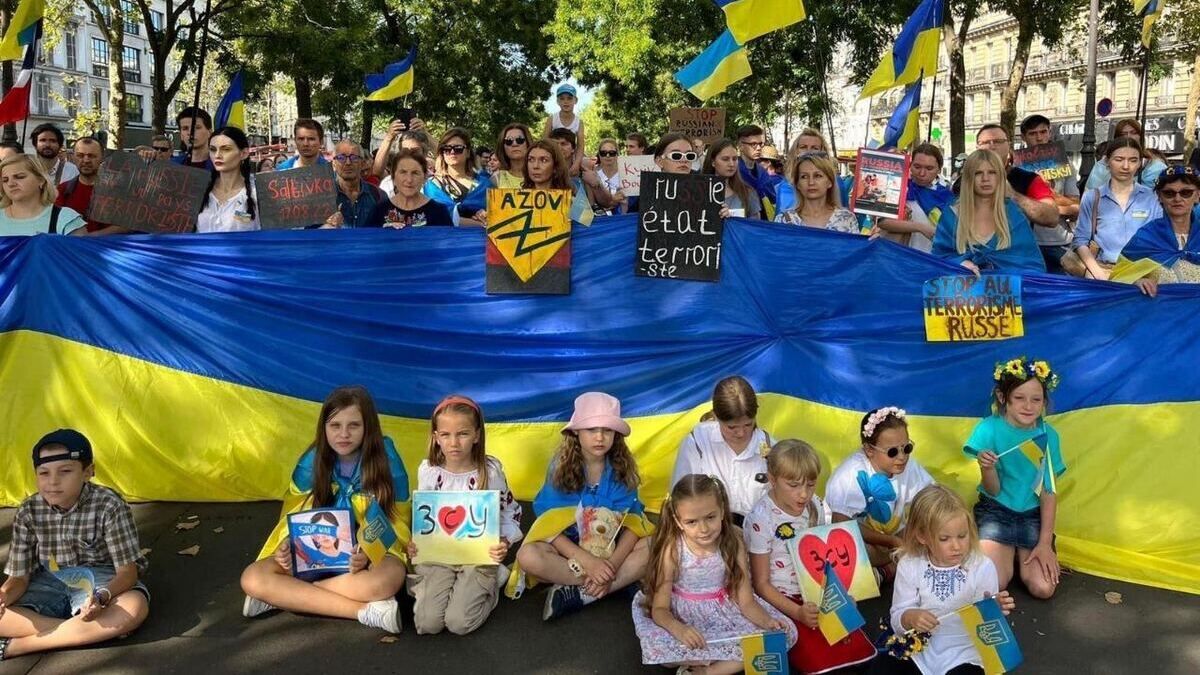 «россию надо признать страной-террористом»: в Париже прошла масштабная акция в поддержку Украины и осуждение рф
