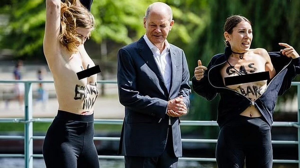 "Досить фінансувати війну": активістки Femen оголили груди та закликали Шольца ввести газове ембарго проти рф