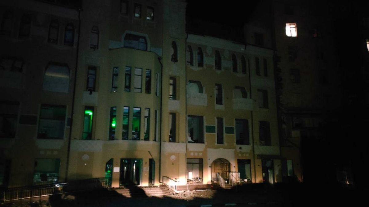 Рашисти знову випустили ракети по Харкову: постраждала школа та історична будівля, є поранена
