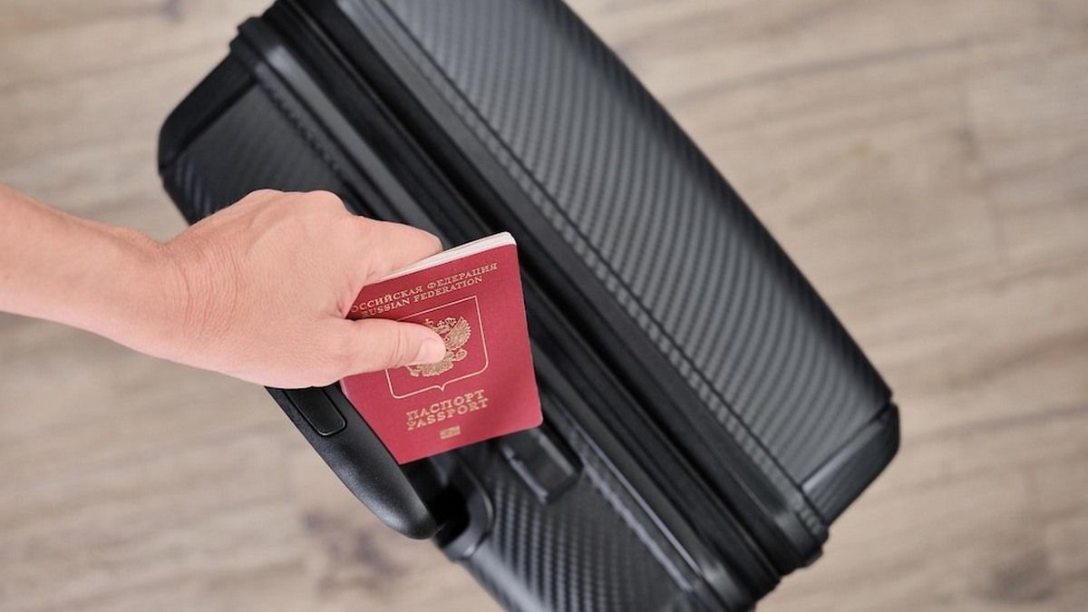 Еврокомиссия поддержала предложение приостановить упрощённый визовый режим с рф: что это значит для россиян