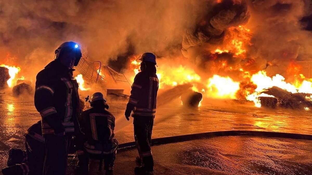 Локальная экологическая катастрофа: в Запорожье разгорелся масштабный пожар на предприятии