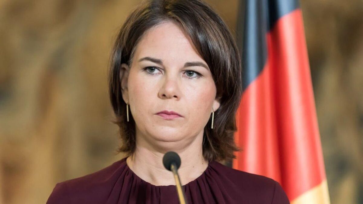 Бербок звернулась до росіян: "Ви не переможете, тож покладіть кінець війні"