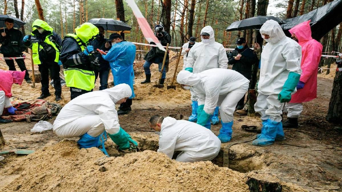 В Ізюмі знайшли ще два масові поховання з сотнями людей, - Зеленський