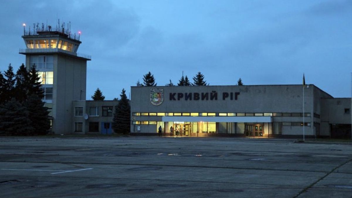 Окупанти влучили ракетою в аеропорт Кривого Рогу та знищили його інфраструктуру