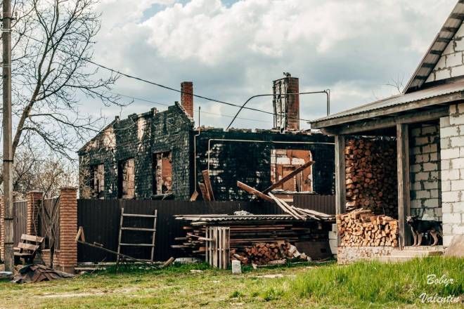 Кліп, щоб зібрати на відбудову будинку: як музикант з Тернопільщини допомагає жінці, чий дім зруйнували росіяни