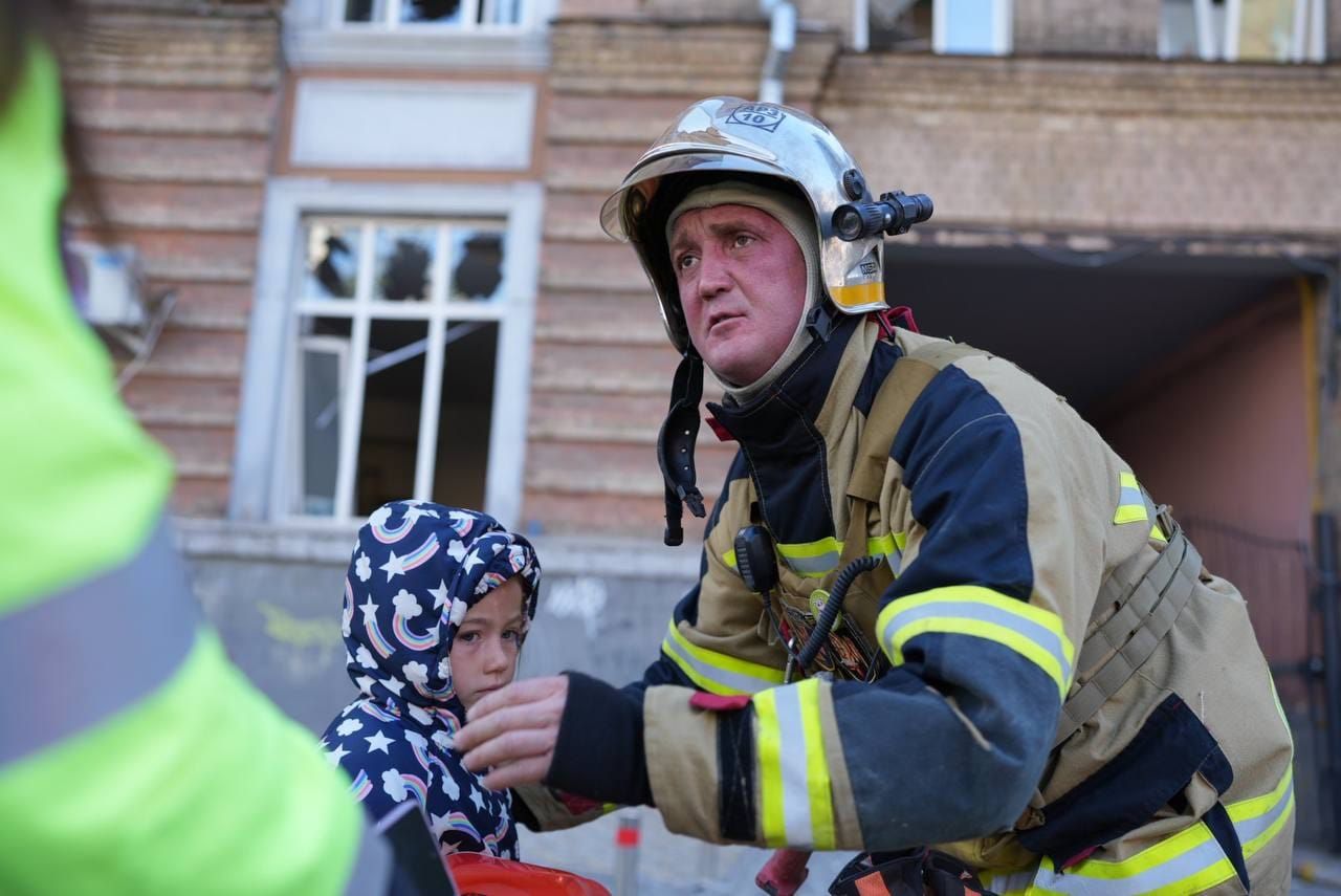 Психологи працюють з дітьми, які стали свідками ракетної атаки