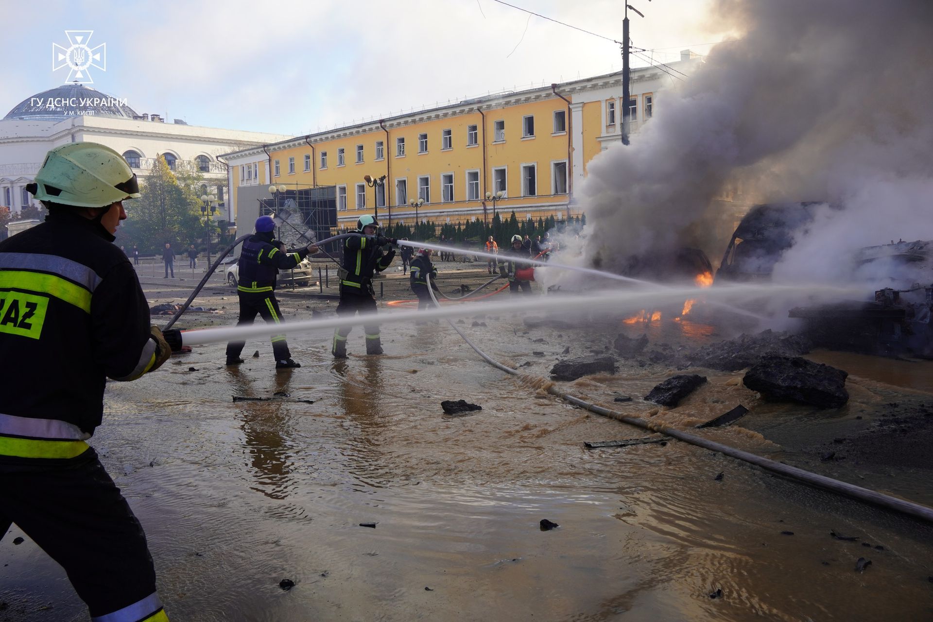 Рятувальники намагаються загасити пожежу, яка виникла через атаку окупантів