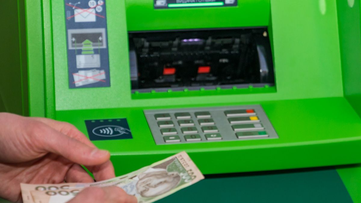 Банкомат ПриватБанка не отдал клиенту 20 тысяч гривен и списал их со счета