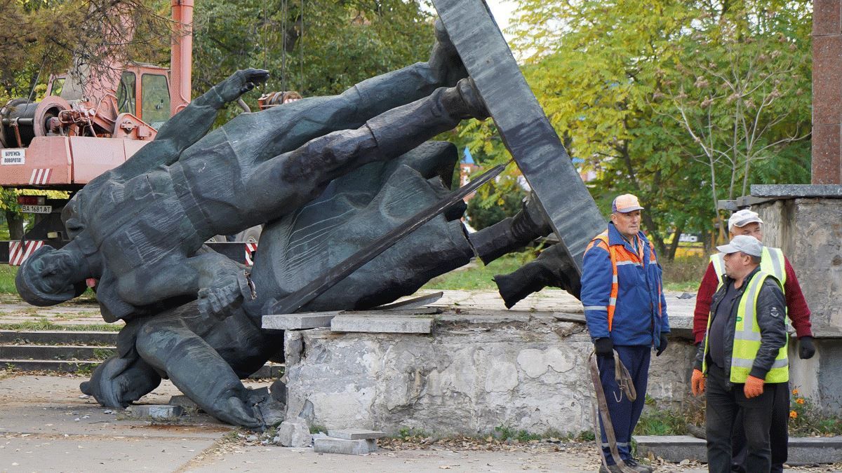 «Декомунізувався» самостійно: у Кропивницькому впав радянський пам’ятник