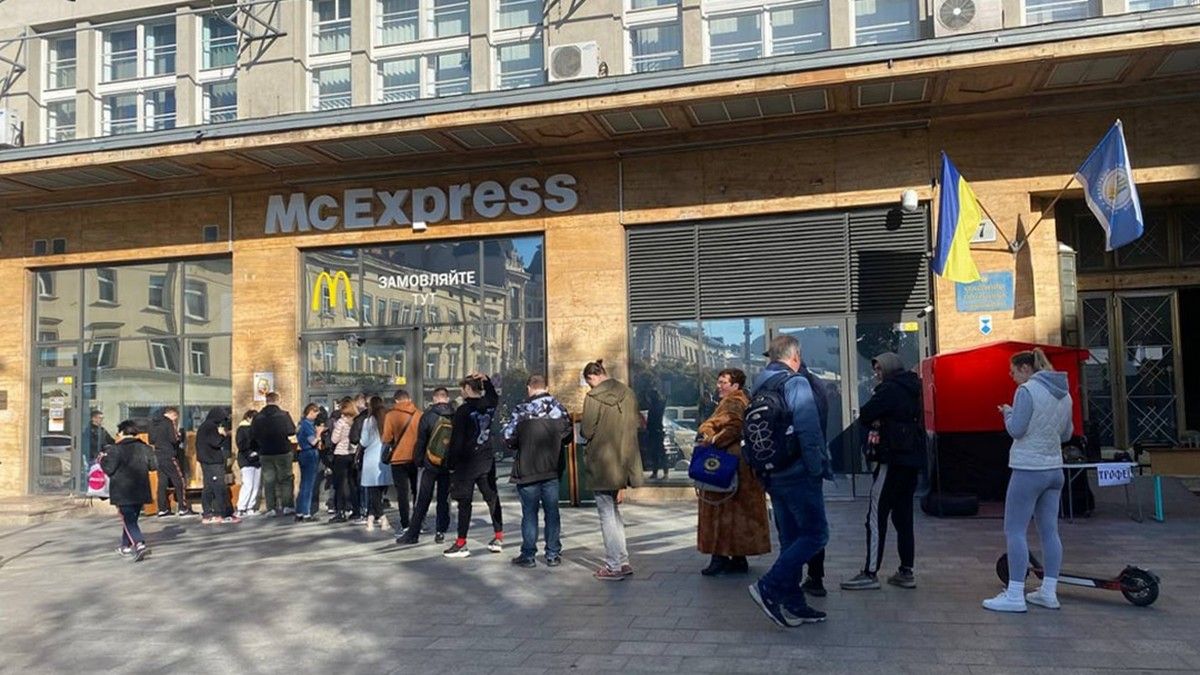 У Львові вишикувались величезні черги до McDonald’s