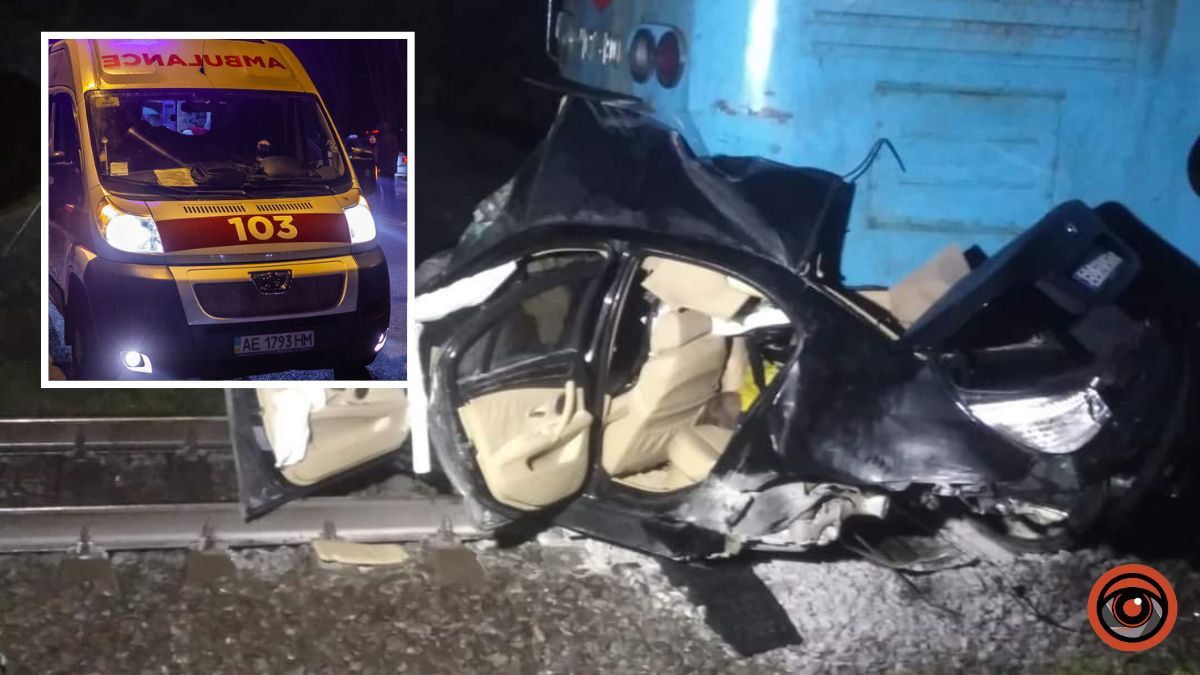 Під Львовом автомобіль врізався в поїзд: двох людей затиснуло у салоні, є загиблі