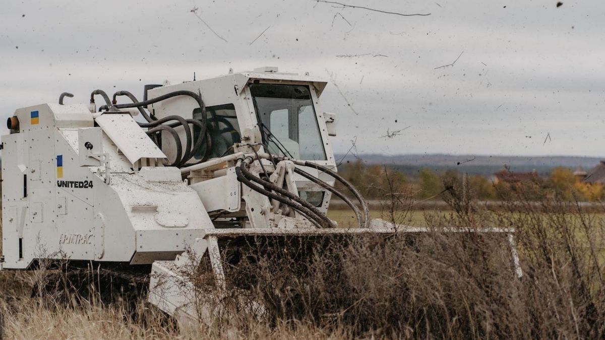 Українські сапери отримали найефективнішу машину для розмінування Armtac 400