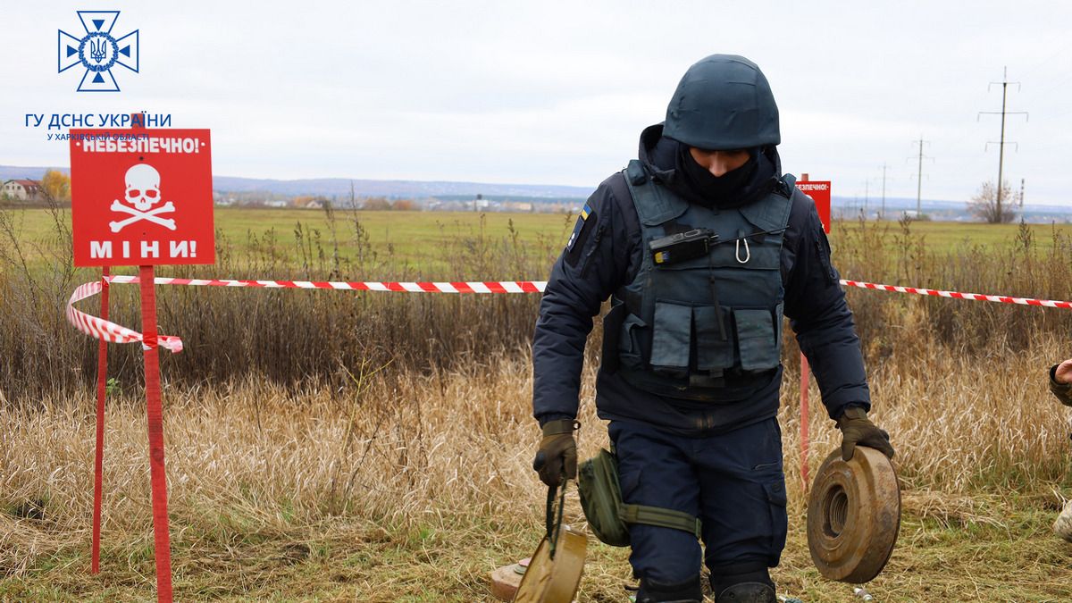 Британська машина, дрони та “ручна робота”: як сапери на Харківщині розміновують деокуповані території