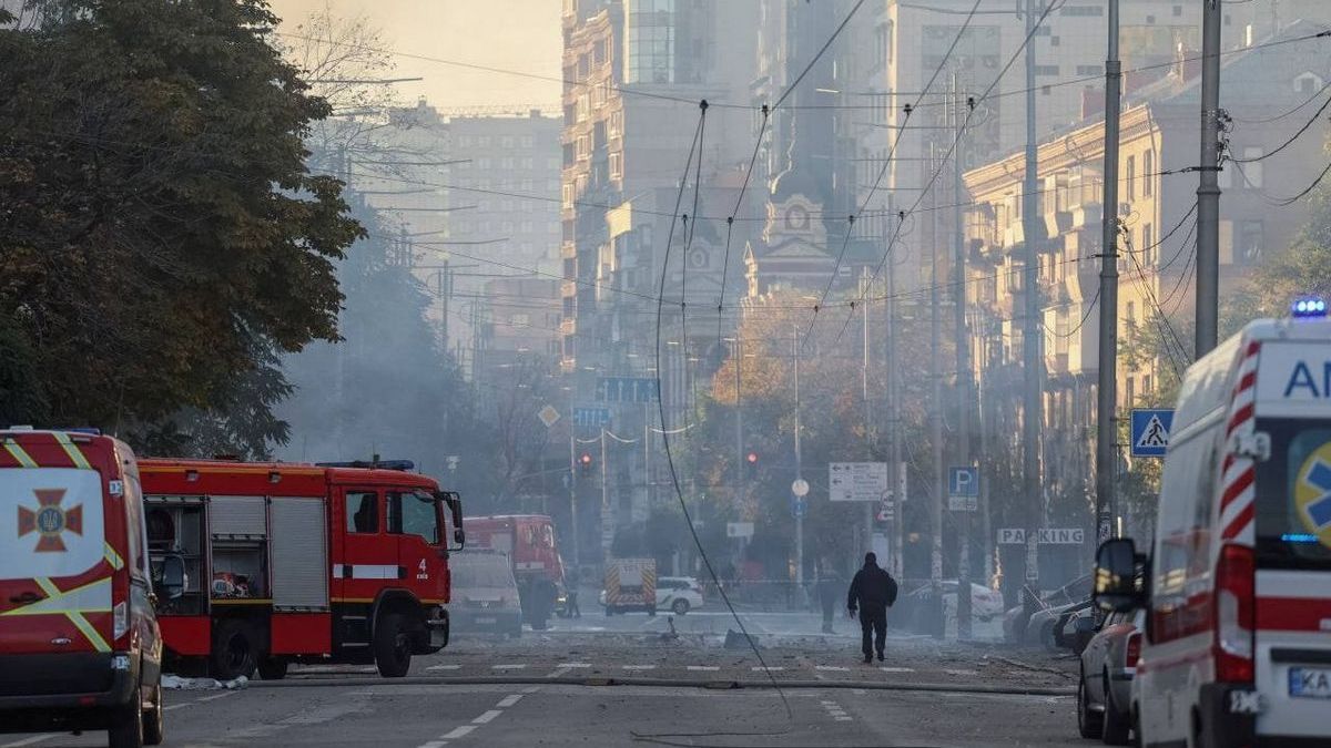 Атака на Київ. Росіяни влучили ракетами у житлові будинки