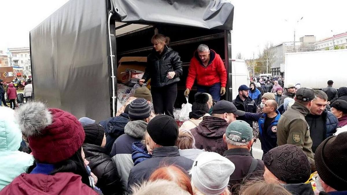 У Херсон продовжує прибувати гуманітарна допомога: що везуть