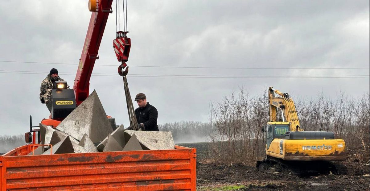 Страшно? В росії почали будувати нові лінії оборонних укріплень