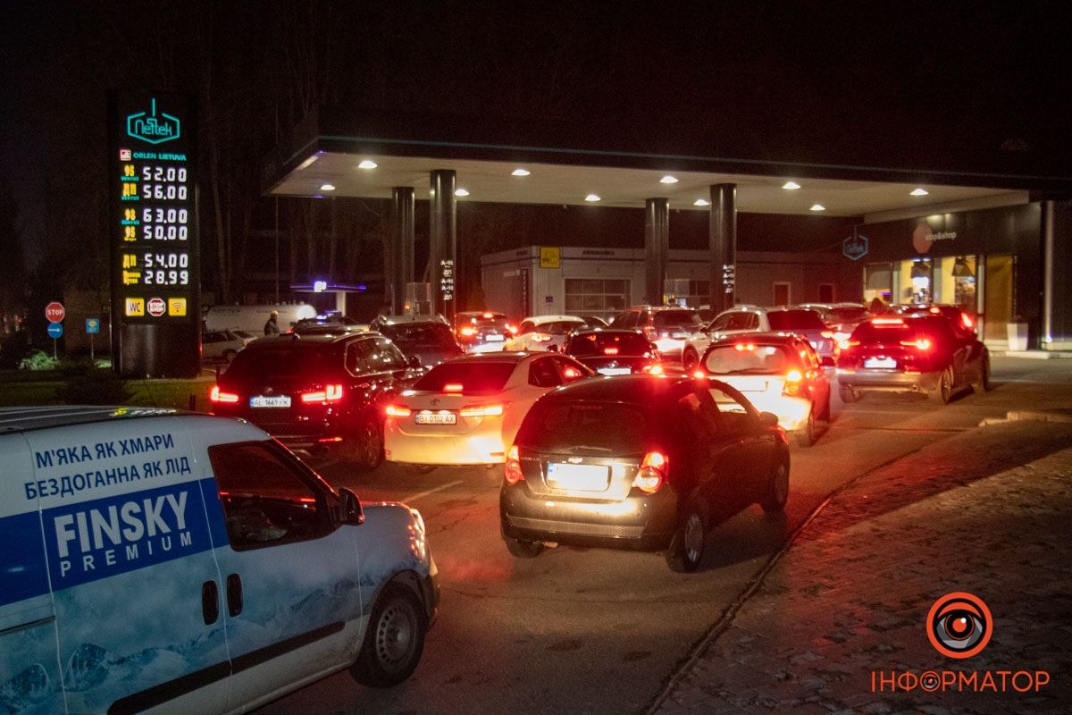 Після ракетної атаки в Україні  на АЗС утворились величезні черги