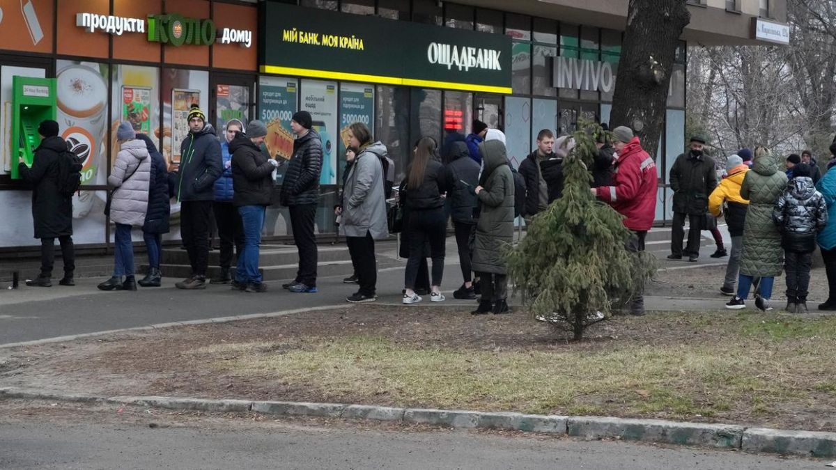 У банкоматах “Ощадбанка” можна зняти готівку з карток будь-якого банку: скільки та яким чином